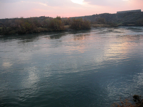 Отражение восходящего солнца